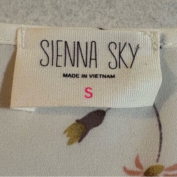 Sienna Sky White Flutter Sleeve Peplum Blouse Women’s Small. - Picture 8 of 8